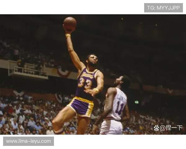 张伯伦单打篮下效率显著优于贾巴尔，奠定内线统治地位