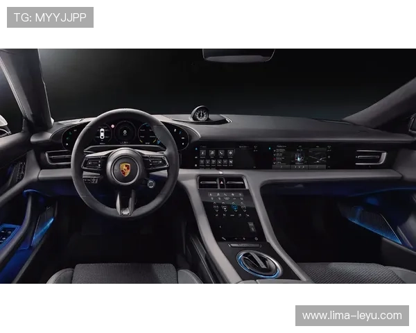 莱万居然把超跑换成了迷你电动车？想不到冠军也有这种日常！